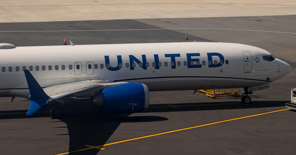 United flight diverts due to crack in one layer of the windshield