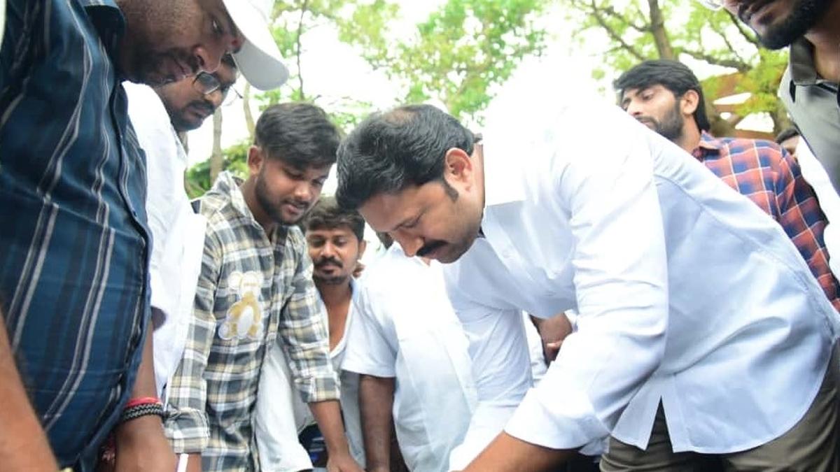 YSRCP signature campaign against medical college privatisation gains momentum