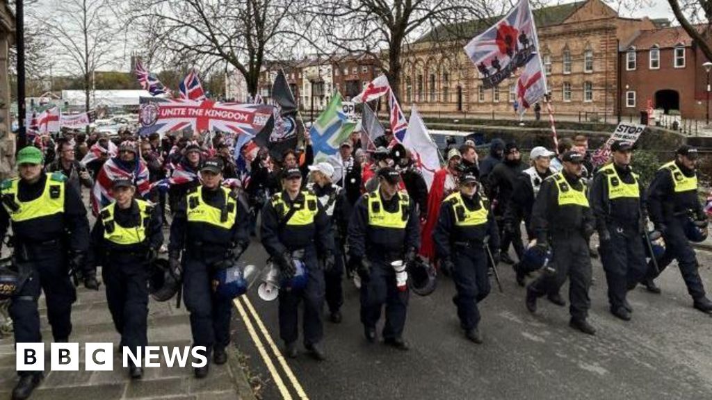 Anti-migrant protest dwarfed by counter demonstration in Bristol