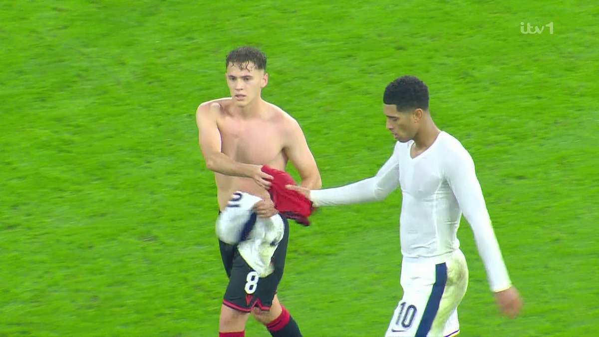 Bellingham gets the meme treatment as he swaps shirts at half time