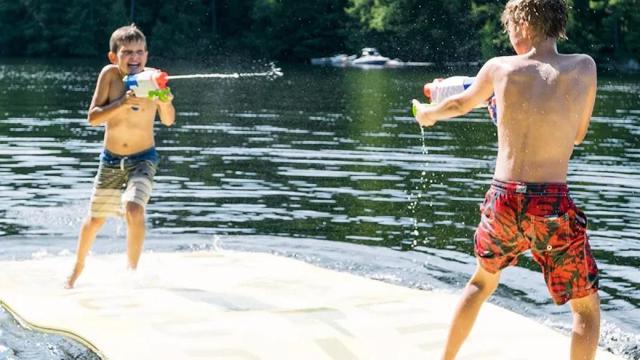 Relax on the water with the best floating mat