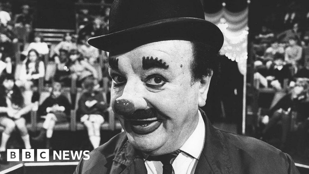 Blue plaque in Blackpool honours legendary clown Charlie Cairoli