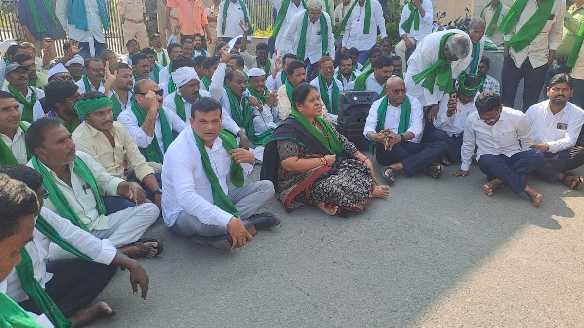 Centre, State govt., CCI harassing cotton farmers, alleges BRS