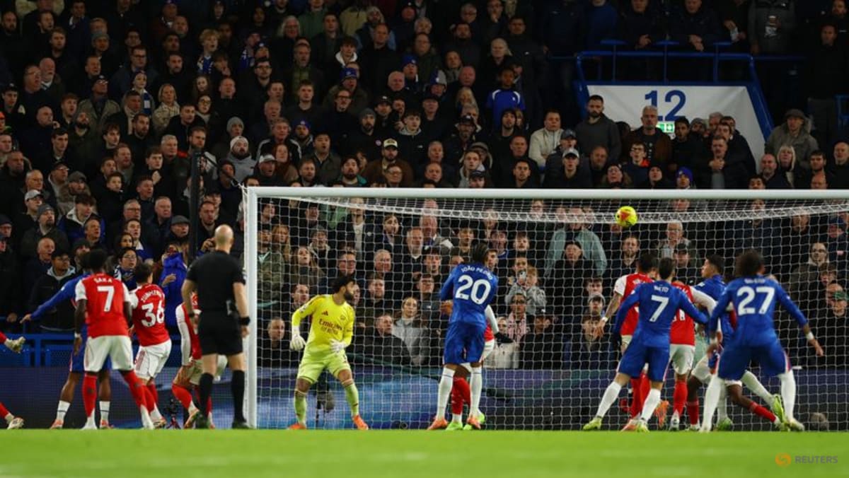 Ten-man Chelsea hold off Arsenal in tetchy 1-1 London derby