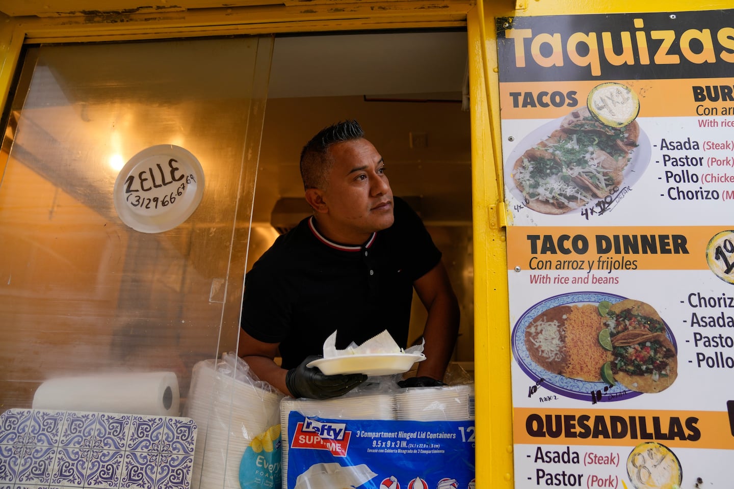 A Chicago street vendor couple has a defiant response to immigration arrests: Stick to the routine - The Boston Globe