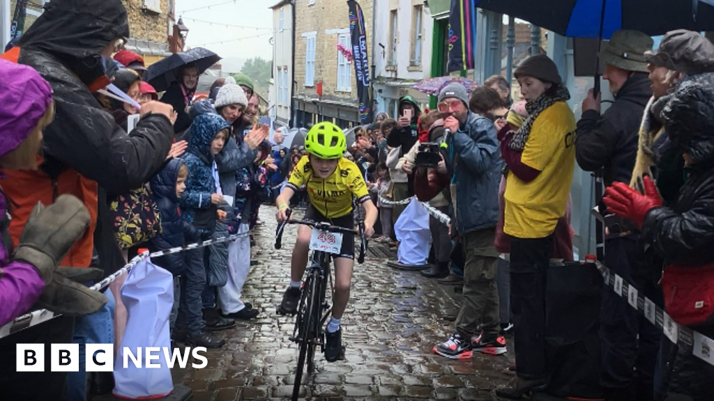 Cyclists take on Cobble Wobble hill climb in Frome