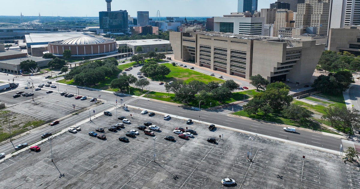 To keep or demolish City Hall? Council members want to hear residents' thoughts