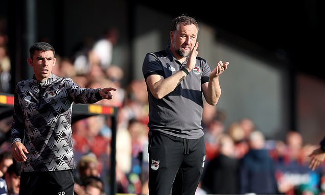 David Artell upbeat despite 10-man Grimsby´s defeat to Chesterfield