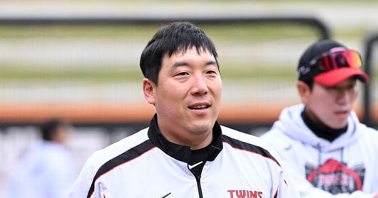 Doosan Bears Cautiously Target Top Free Agents Amid Market Heat