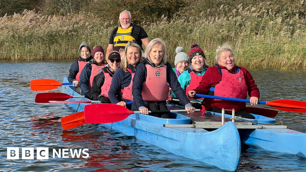 Breast cancer patients try out therapeutic dragon boat racing