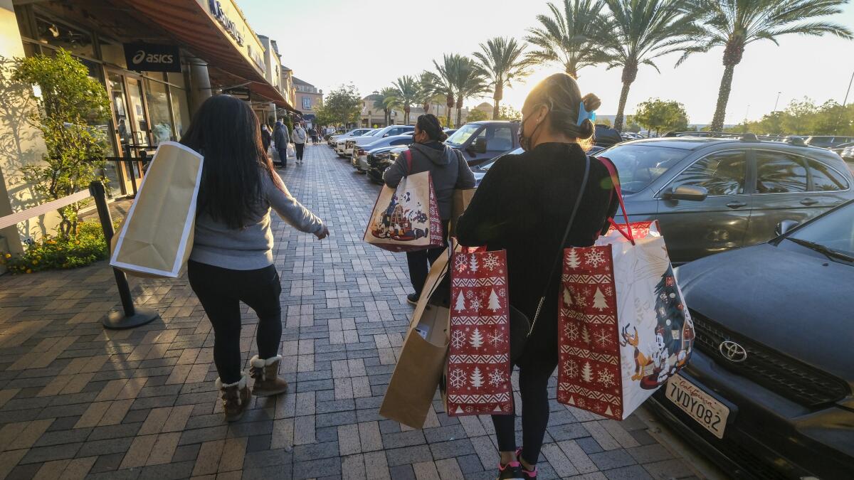 Economic angst forces L.A. shoppers to find ways to spend less for the holidays