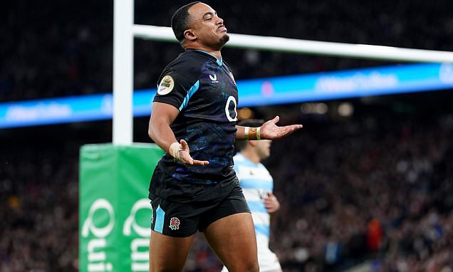 England complete autumn sweep by holding off Argentina fightback