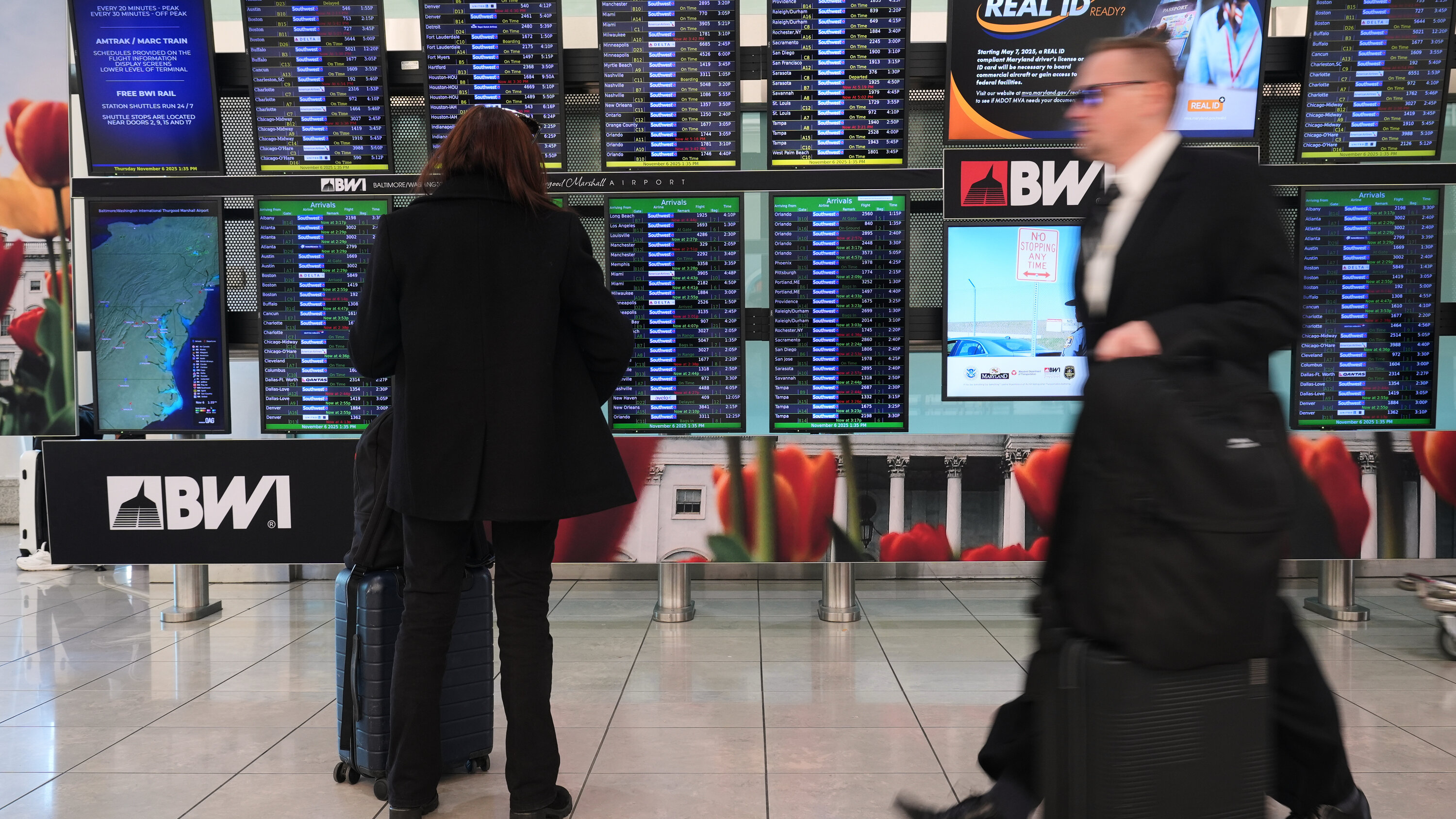 As Hours Dwindled Before Flight Cuts, the Government Was Publicly Mum