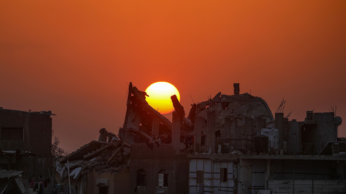 Gaza, tramonta il sole sulle rovine delle case - Primopiano - Ansa.it