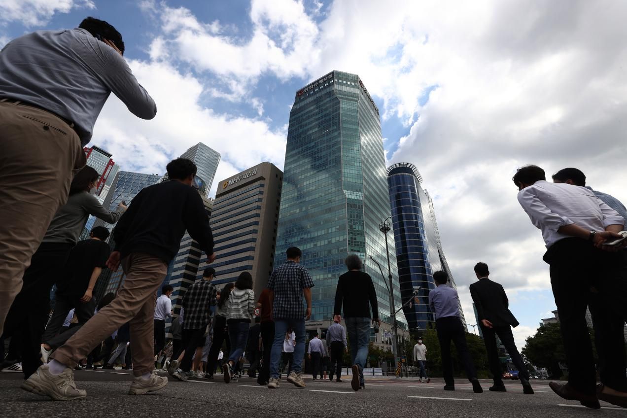 Gender pay gap persists at brokerages as women earn 66 percent of men's pay - The Korea Times