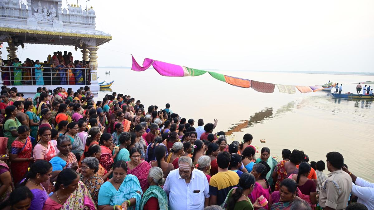 Hundreds take part in presentation of 'saare' to Krishna river