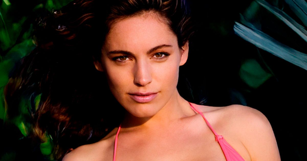 I'm A Celeb's Kelly Brook slips curves into string bikini for today's busty Page 3 advent calendar - Daily Star