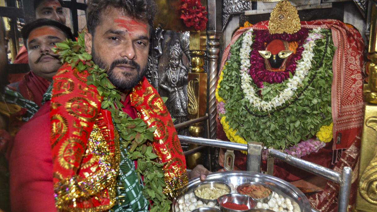 Bhojpuri superstar Khesari Lal Yadav trails closely behind BJP's Chhoti Kumari in Chapra constituency