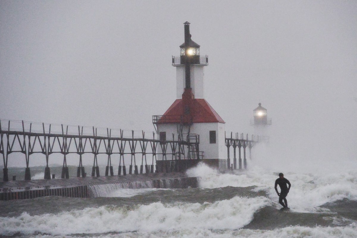 Lake effect snow piles up in Great Lakes region, impacting Thanksgiving travel