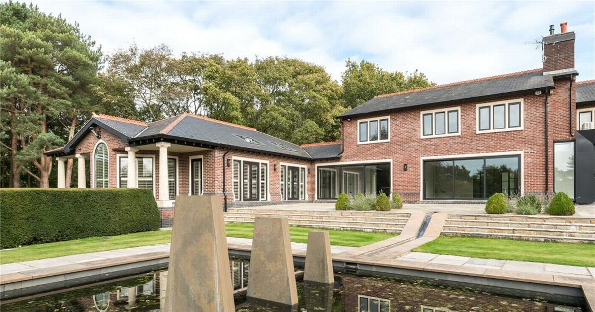 Man Utd icon puts stunning £5.5m mansion with SEVEN bathrooms up for sale again - The Mirror