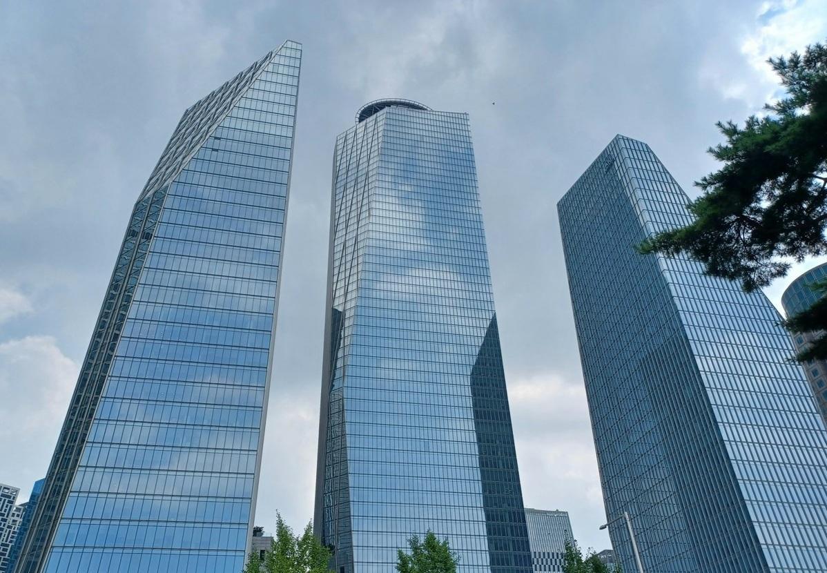 Mirae Asset accuses Brookfield of unreturned IFC deposit despite arbitration ruling - The Korea Times