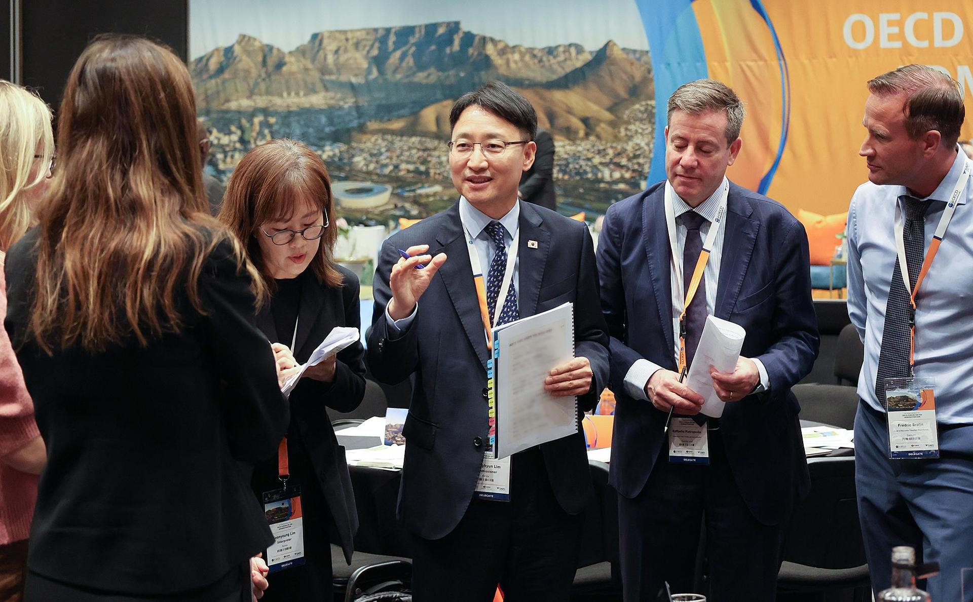 NTS chief underscores global tax cooperation in OECD-hosted meeting - The Korea Times