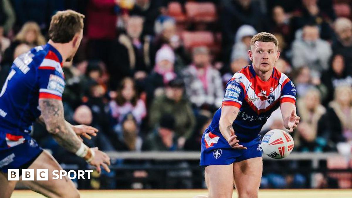 Oliver Russell: Huddersfield Giants re-sign half-back from Wakefield Trinity