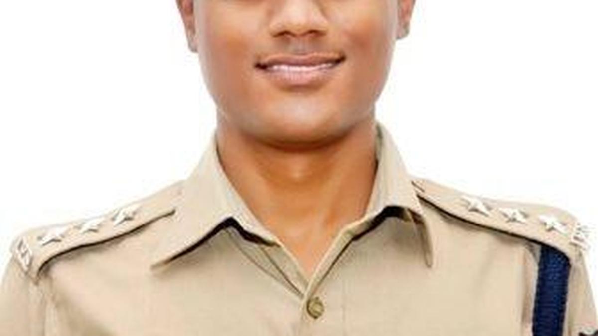 Action sought after photo of inspector celebrating birthday with history-sheeters in Yadgir goes viral