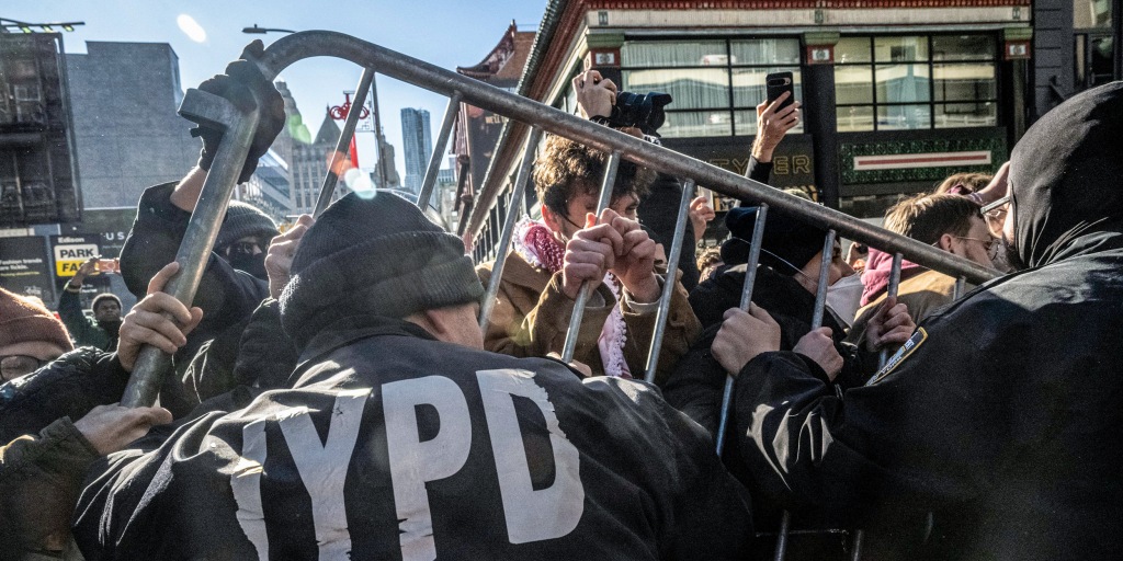 Protesters block federal agents from leaving parking garage for NYC raid