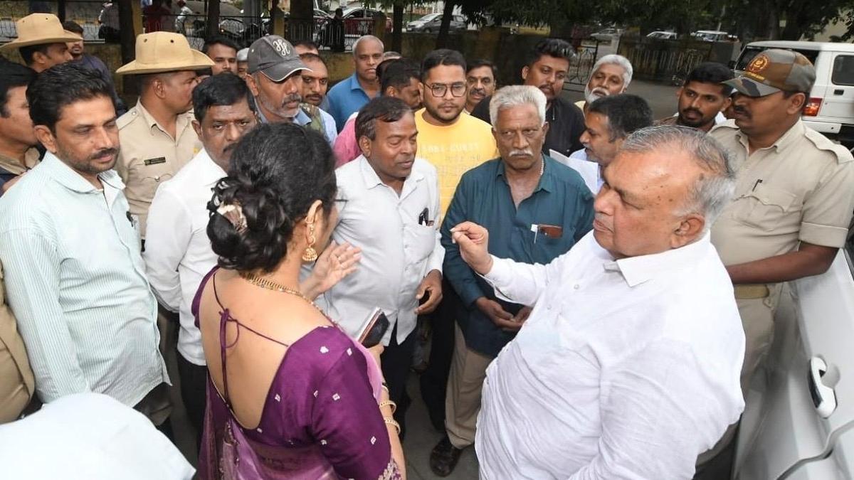 Keep middlemen out of RTO premises, Ramalinga Reddy directs officials