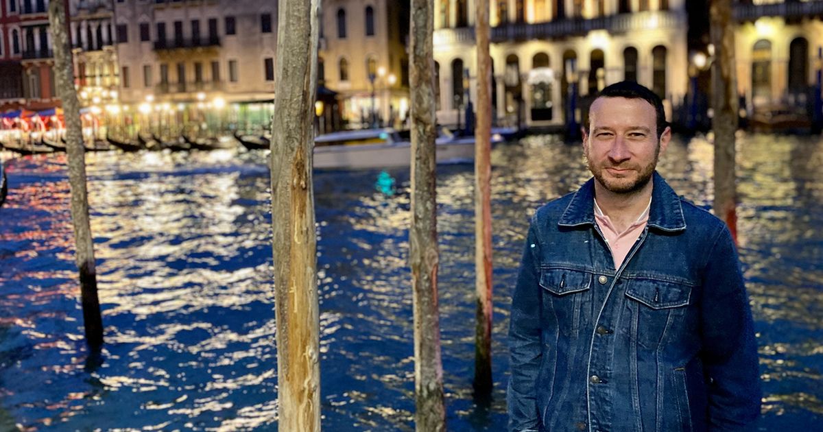 'I'm a travel expert and I love 10 tourist spots at night like Richard E. Grant'