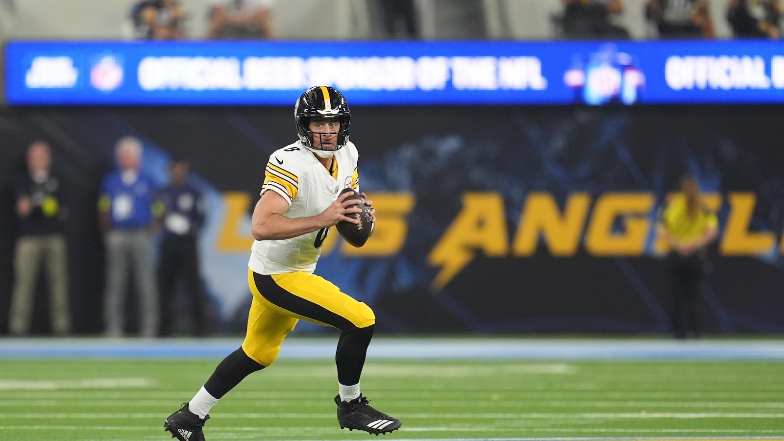Rodgers' struggles continue to mount in Steelers' loss to Chargers