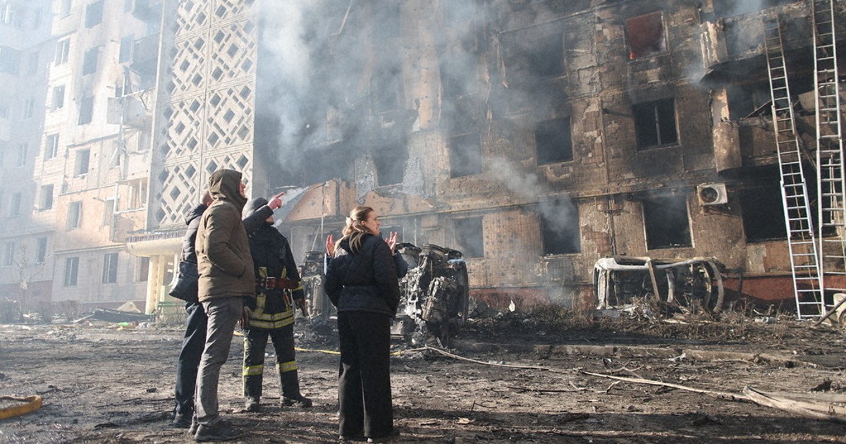 Russian barrage kills 16 in Ukraine city as Zelenskyy heads for talks with Turkish leader