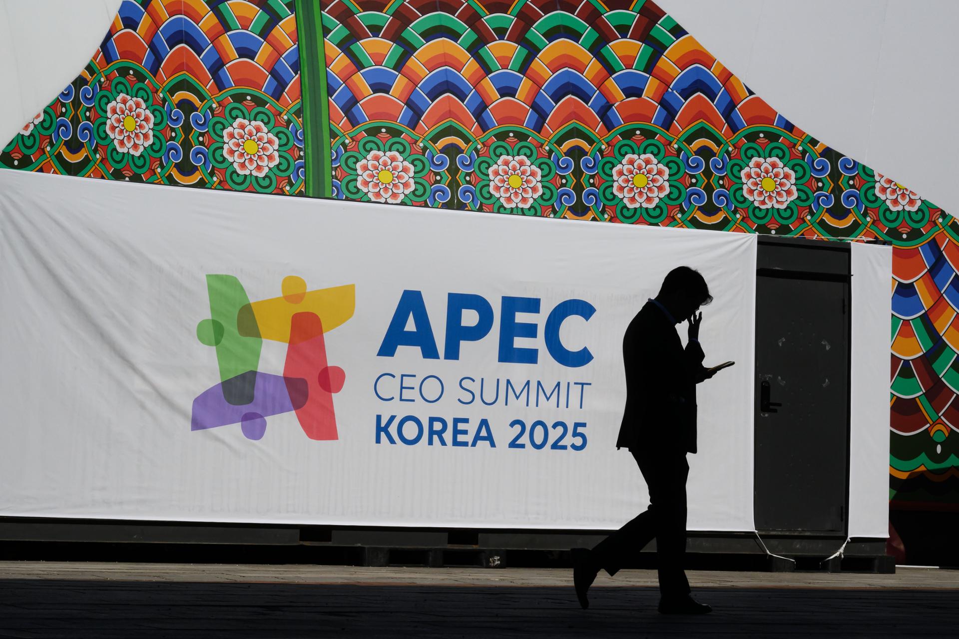 SK leads global leaders' dialogue on AI, energy at APEC CEO Summit - The Korea Times
