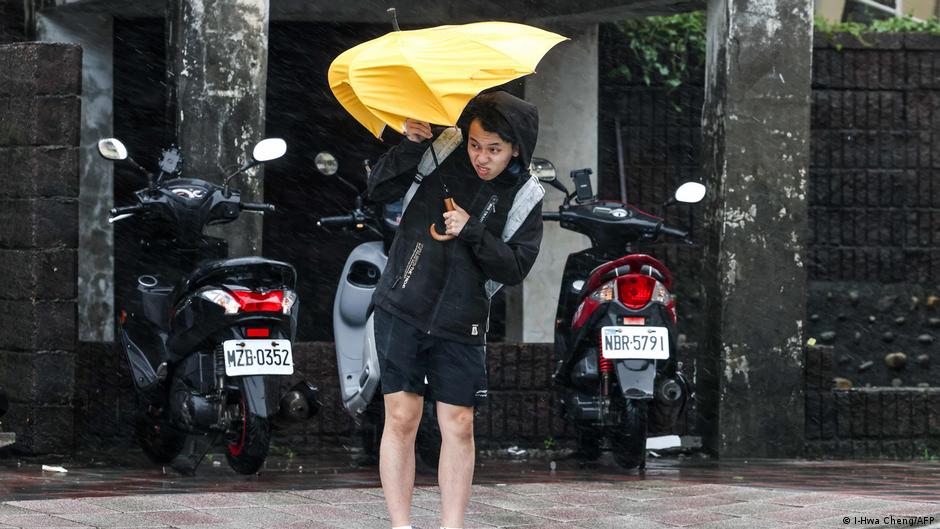 Taiwan: Thousands evacuated ahead of Typhoon Fung-wong