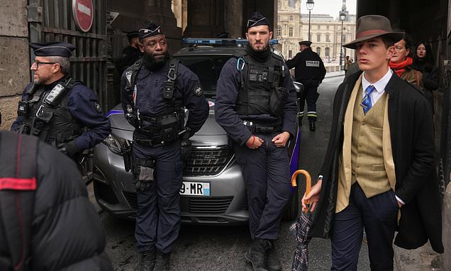 Teen behind the Louvre heist 'Fedora Man´ photo embraces his...