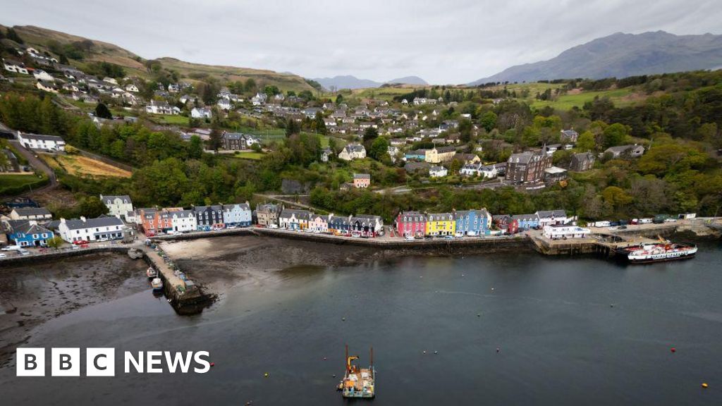 Thousands without power after strong winds hit Scotland