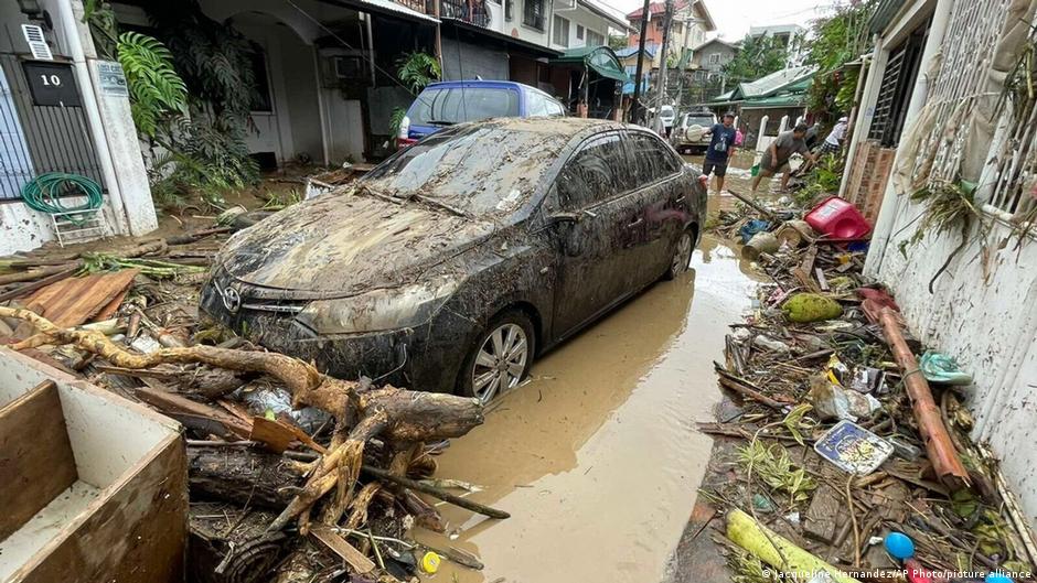Typhoon Kalmaegi kills scores in central Philippines