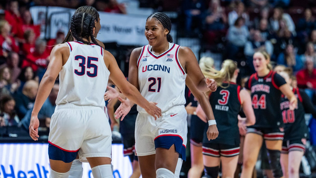 UConn remains on top in USA TODAY Sports women's college basketball poll