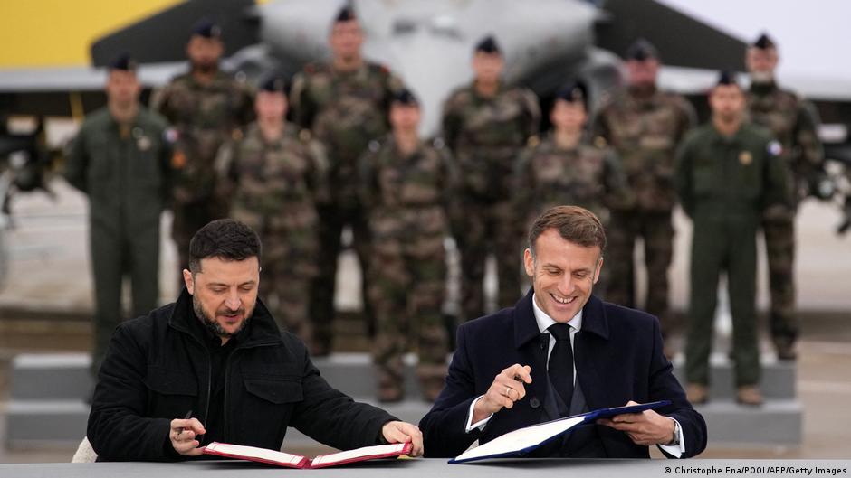 Ukraine updates: Zelenskyy, Macron talk air defense in Paris