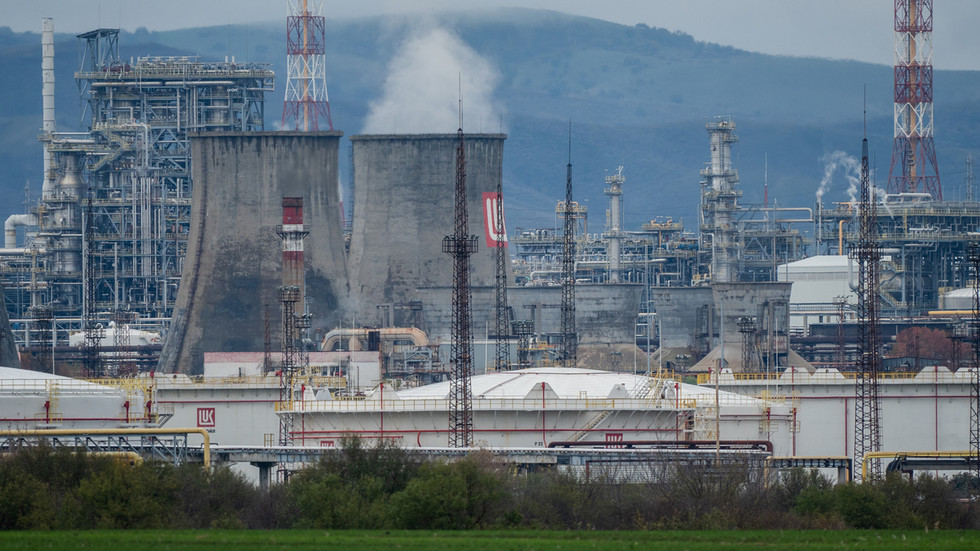 Ukrainian attacks on Russian refineries driving price hikes in the US - Bloomberg  --  RT World News