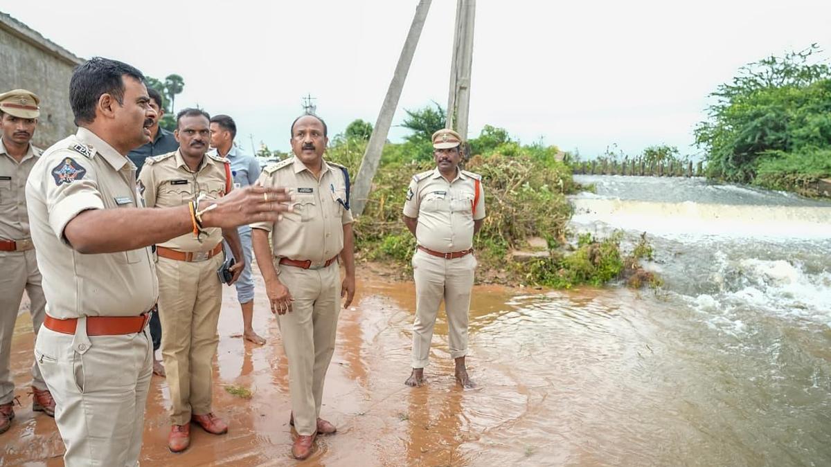 Villages submerged as Oluru Rayala Cheruvu tank develops breach