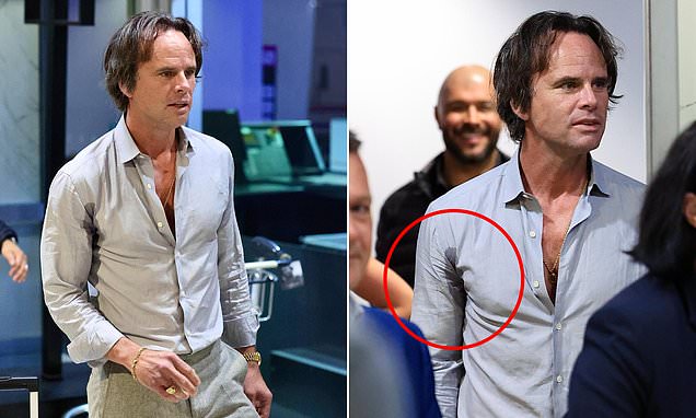 Walton Goggins suffers fashion faux pas in Sydney