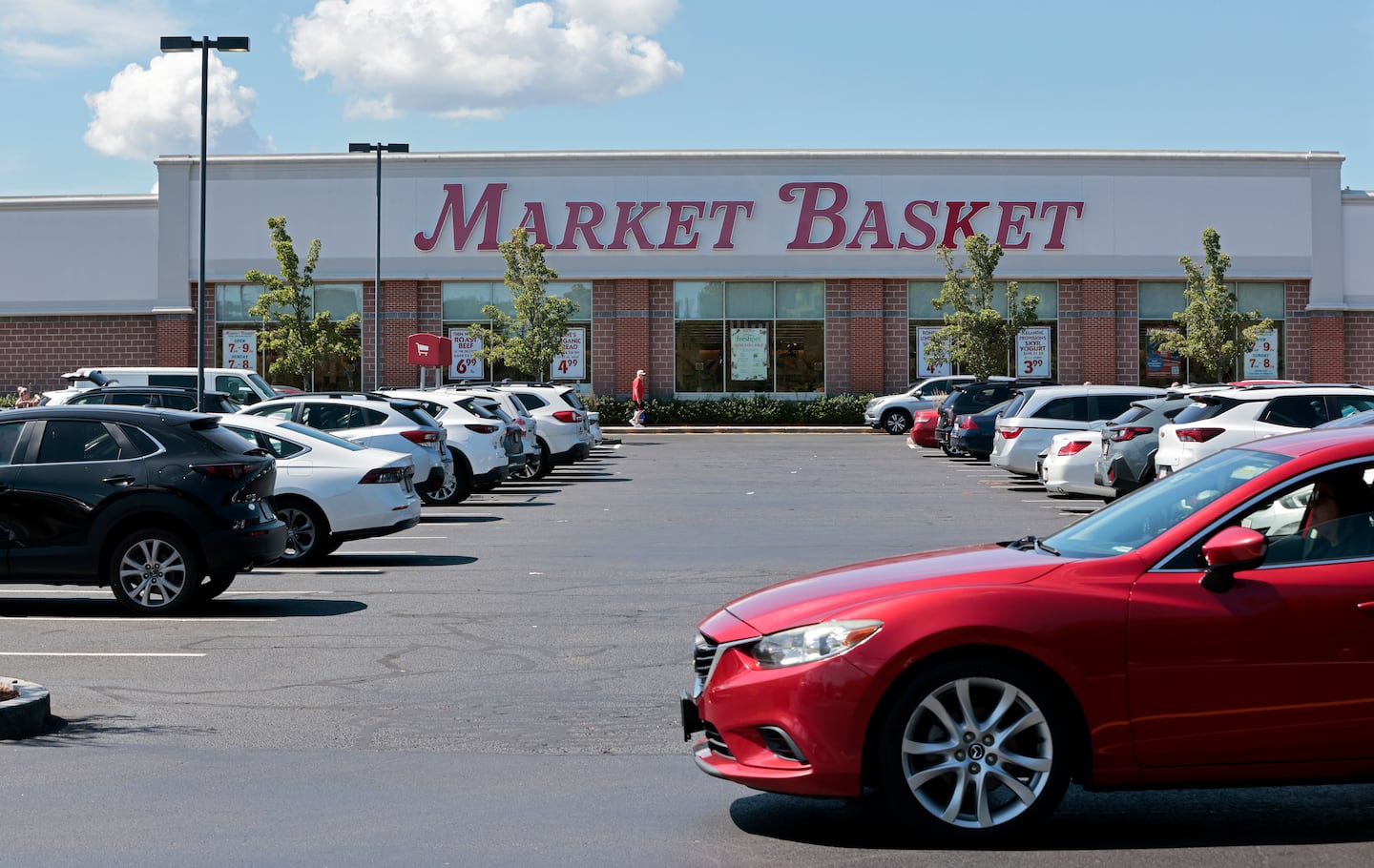 Tewksbury woman charged with assaulting Market Basket employees, police say - The Boston Globe