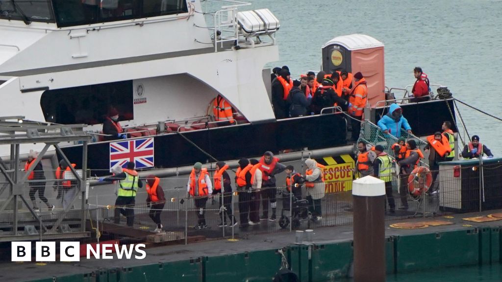 More than 800 migrants cross English Channel in December record