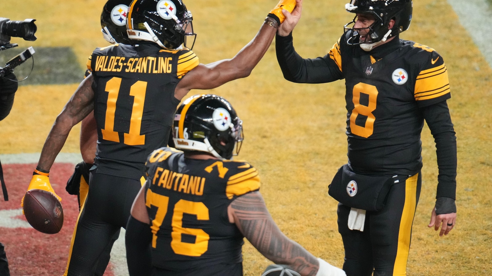 Aaron Rodgers and Steelers freeze out Dolphins, stay atop AFC North with 28-15 win