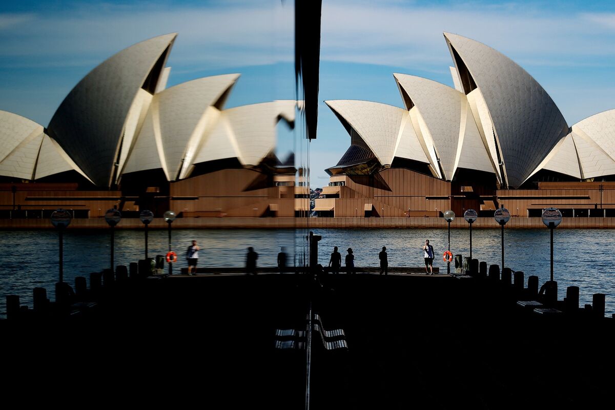 Australia's Fiscal Outlook Worsens as Spending Outpaces Revenue