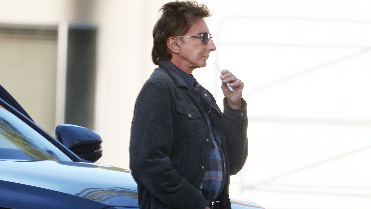 Barry Manilow, 82, takes a vape break during rare outing
