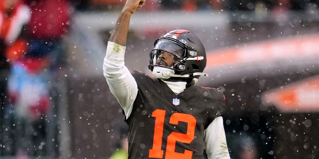 Browns coach draws fury as Shedeur Sanders sits during crucial 2-point try