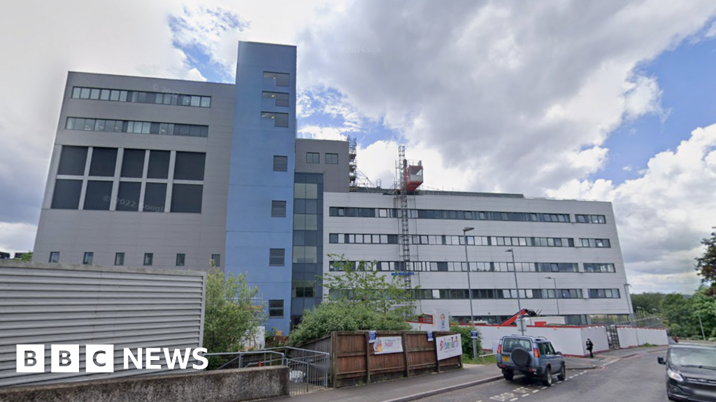 Concerns over 'destabilising' impact of private cataract clinics